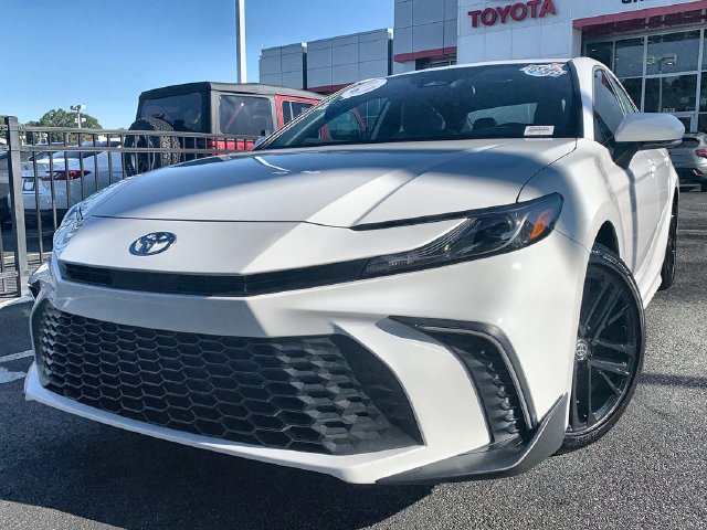 Used 2026 Toyota Camry SE FWD image 1