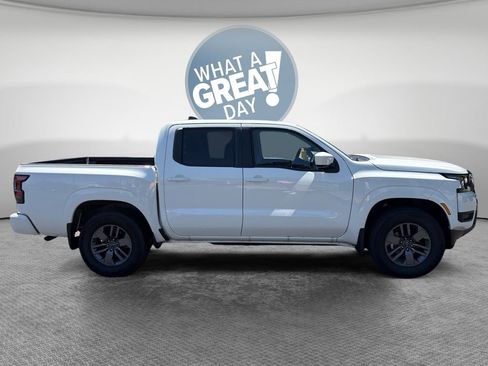 Used 2025 Nissan Frontier SV RWD image 2