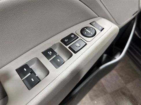 Used 2020 Hyundai Elantra Limited image 26