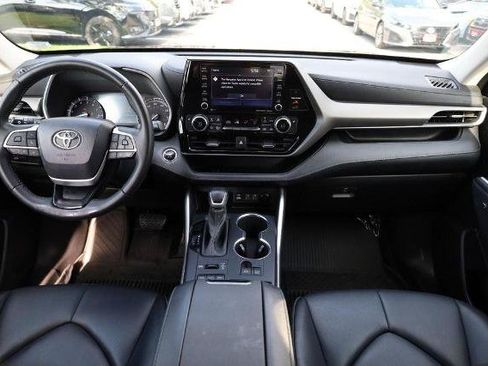 Used 2022 Toyota Highlander XLE AWD/4WD image 27