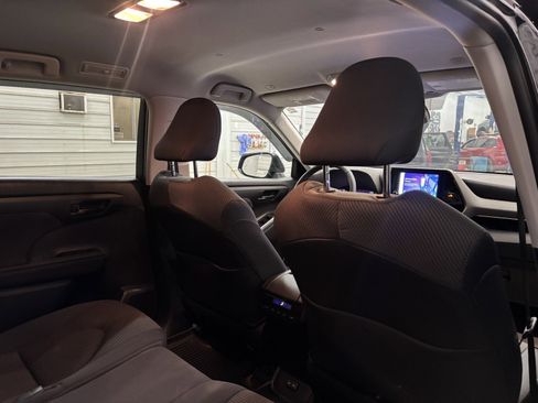 Used 2023 Toyota Highlander LE image 35