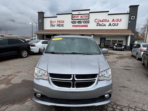 Used 2019 Dodge Grand Caravan SXT image 2