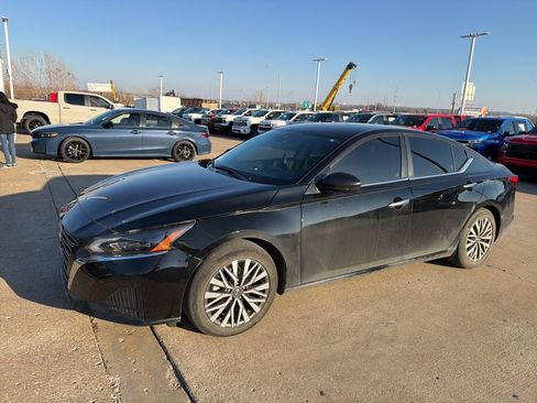 Used 2024 Nissan Altima 2.5 SV image 1
