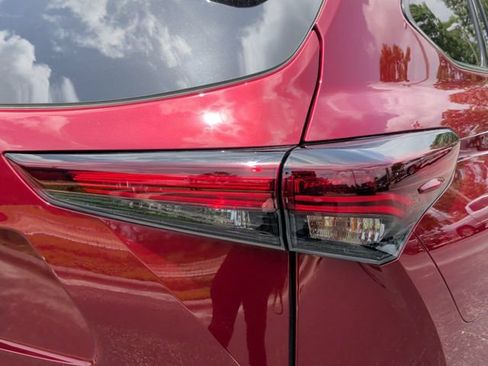 Used 2024 Toyota Highlander Limited FWD image 12