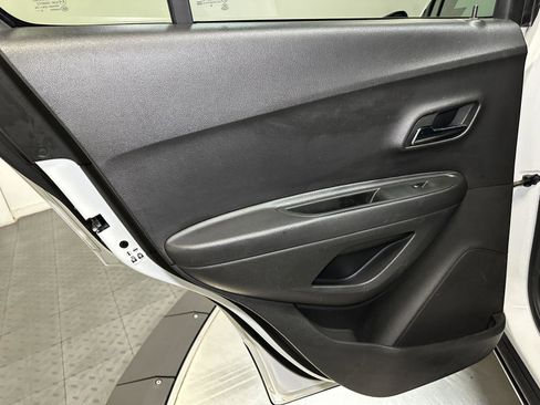 Used 2019 Chevrolet Trax LT w/ LT Convenience Package image 30