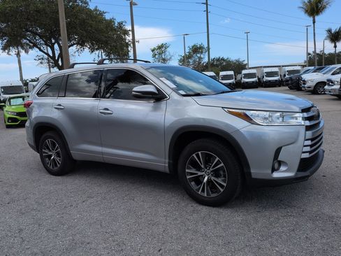 Used 2018 Toyota Highlander Plus FWD image 2