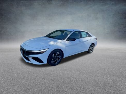 Used 2025 Hyundai Elantra SEL image 9