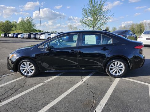 Used 2025 Toyota Corolla LE w/ LE Premium Package FWD image 13