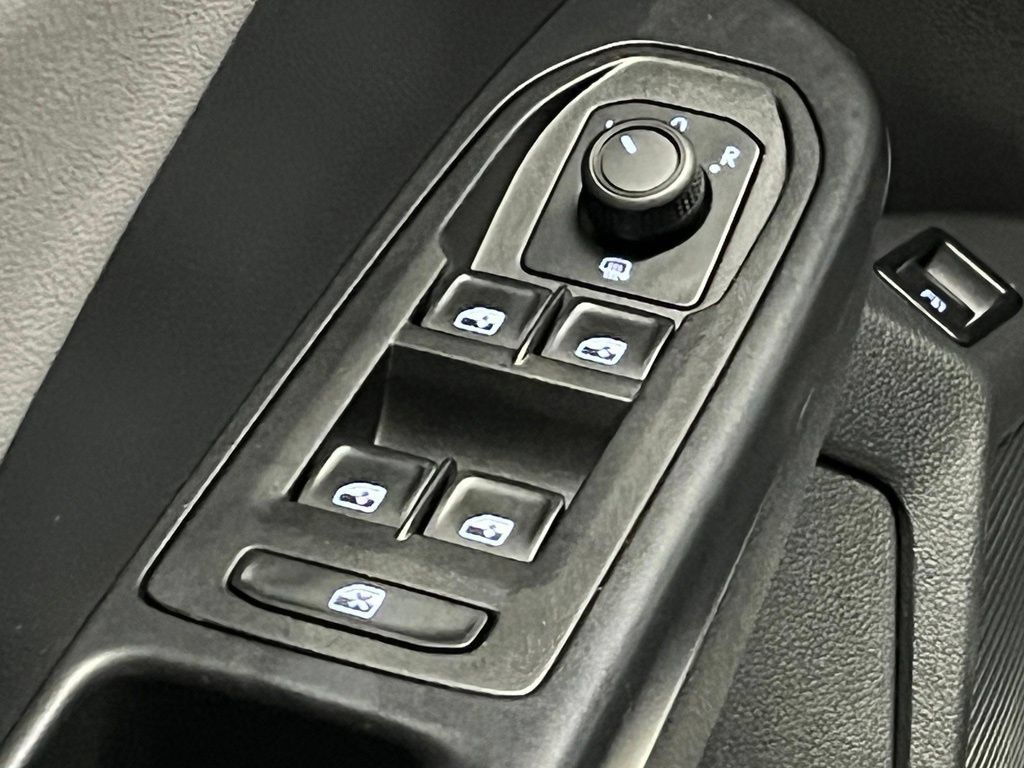 Used 2023 Volkswagen Taos SE w/ Panoramic Sunroof Package FWD image 19