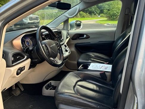 Used 2018 Chrysler Pacifica Touring-L Plus FWD image 9