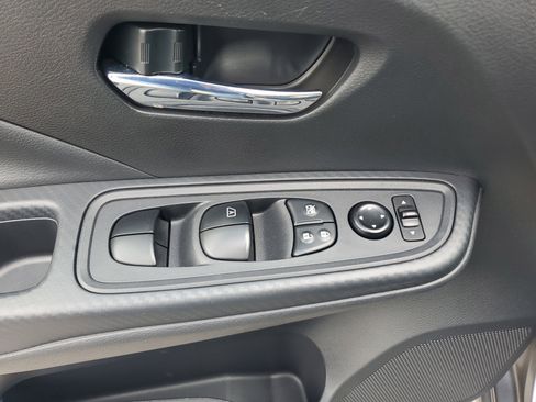 Used 2025 Nissan Versa SV image 25