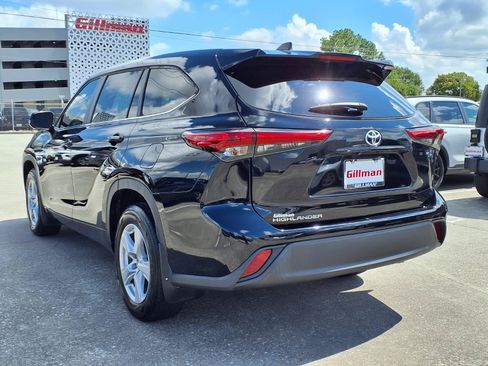 Used 2023 Toyota Highlander L FWD image 3