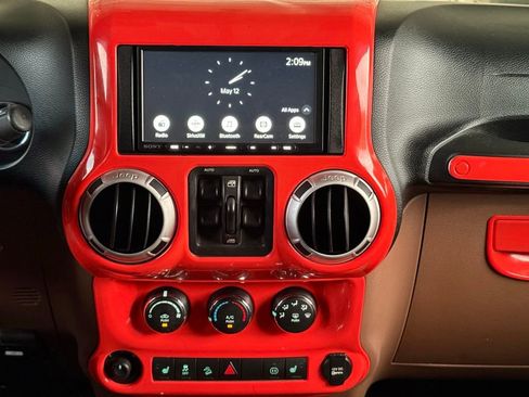 Used 2011 Jeep Wrangler Unlimited Sahara w/ Connectivity Group AWD/4WD image 12