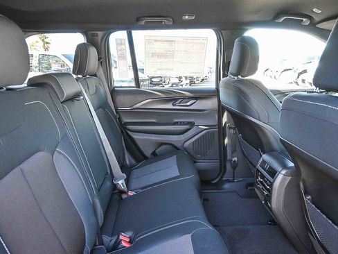 New 2025 Jeep Grand Cherokee Laredo image 21