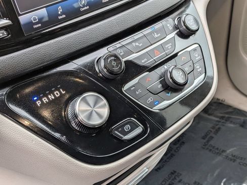 Used 2024 Chrysler Pacifica Touring-L FWD image 20