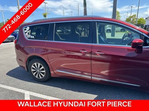 Used 2020 Chrysler Pacifica Touring-L Plus w/ Advanced Safetytec Group FWD image 4