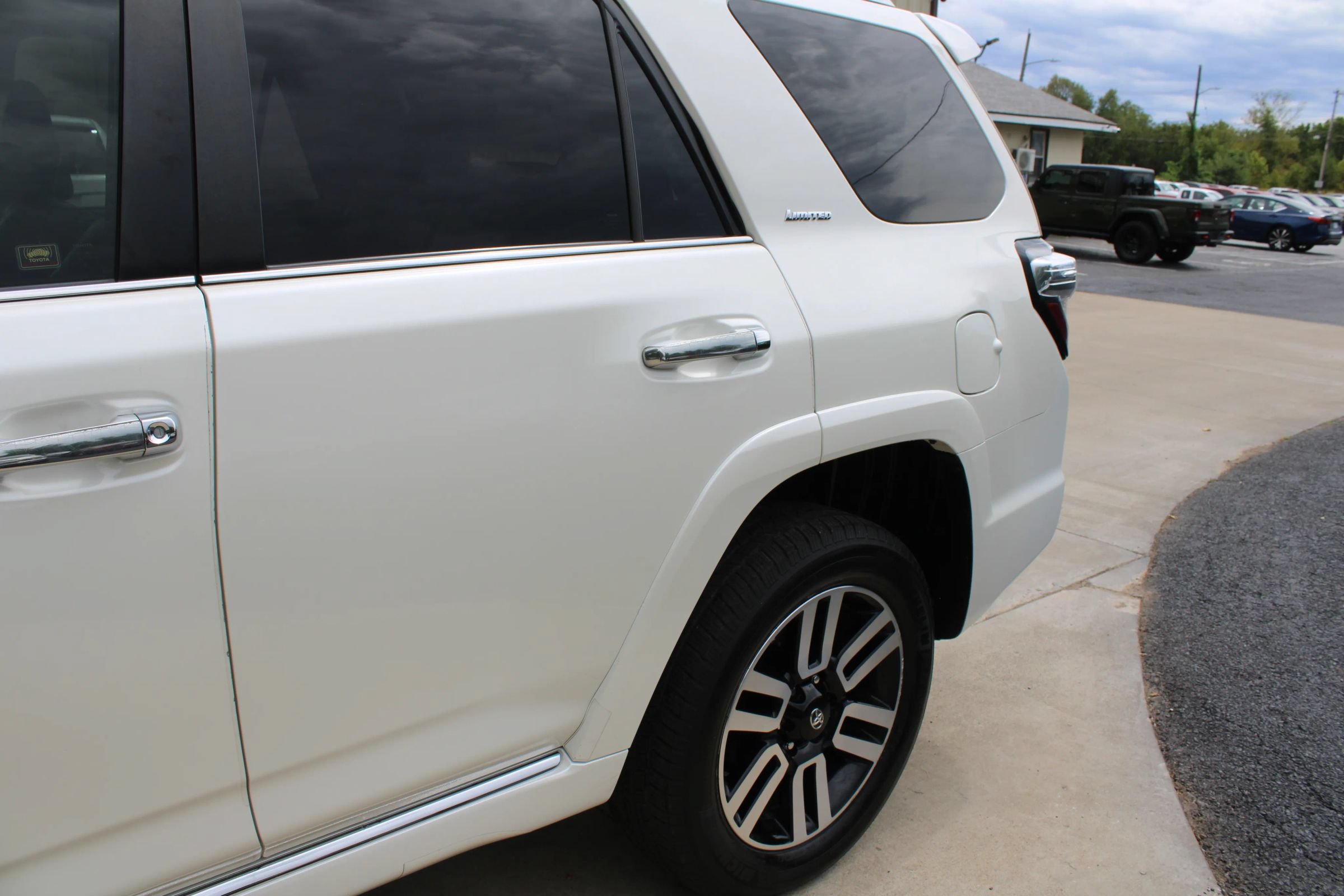 Used 2014 Toyota 4Runner Limited AWD/4WD image 4