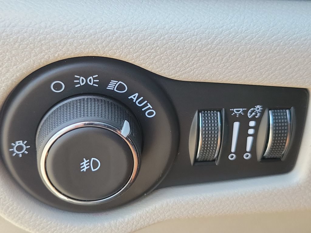Used 2024 Chrysler Pacifica Limited FWD image 15