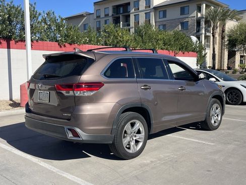 Used 2017 Toyota Highlander Limited image 2
