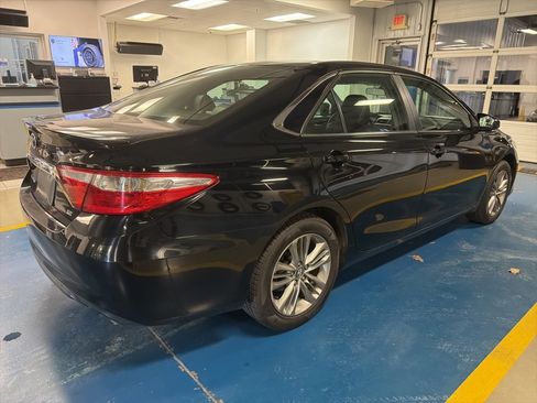Used 2017 Toyota Camry SE image 5