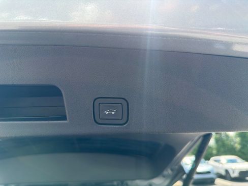Used 2025 Chevrolet Traverse LT w/ Sun and Wheel Package FWD image 31