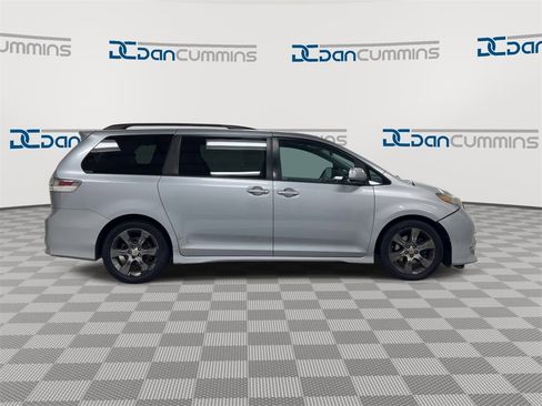 Used 2011 Toyota Sienna SE image 9