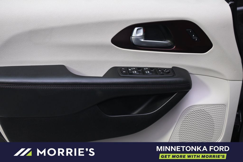 Used 2017 Chrysler Pacifica Limited FWD image 28