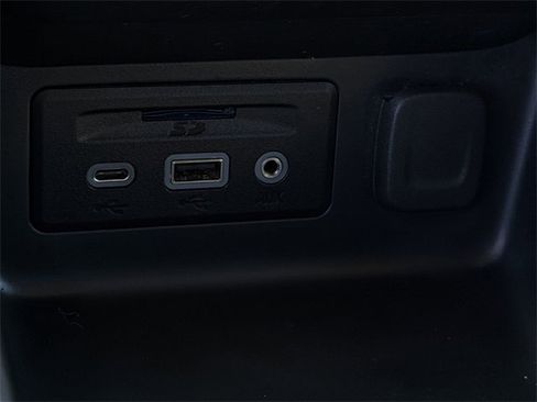 Used 2024 GMC Terrain SLT image 17