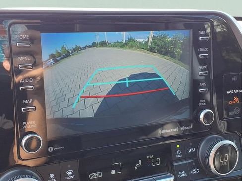 Used 2021 Toyota Highlander XLE AWD/4WD image 8