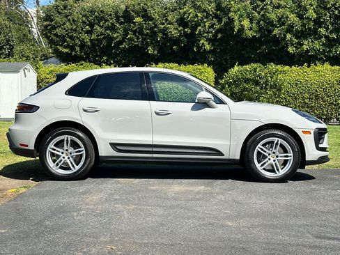 Certified 2025 Porsche Macan AWD/4WD image 9