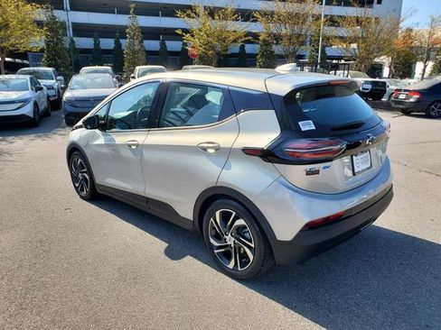 Used 2023 Chevrolet Bolt LT w/ Infotainment Package FWD image 5