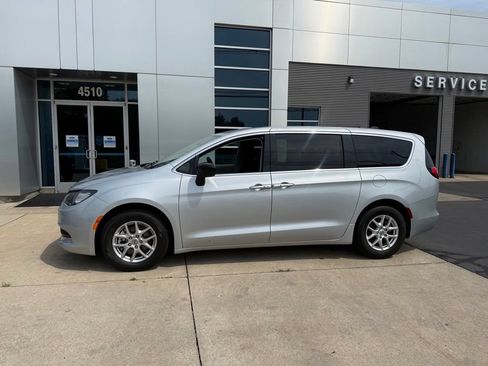 Used 2024 Chrysler Voyager LX FWD image 3