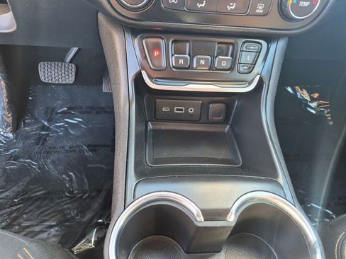 Used 2018 GMC Terrain SLE image 18