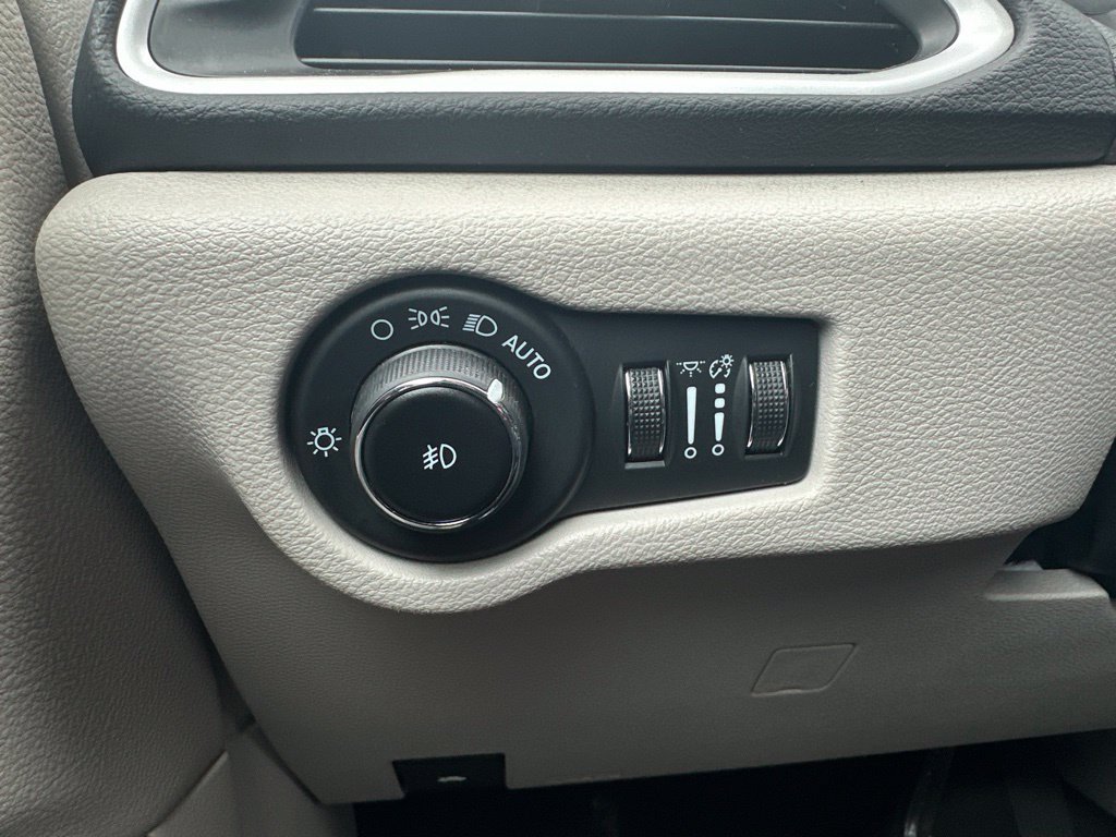 Used 2024 Chrysler Pacifica Touring-L FWD image 28