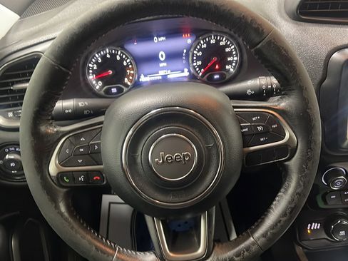 Used 2019 Jeep Renegade Limited w/ UConnect 8.4 Nav Group AWD/4WD image 4