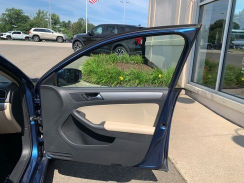Used 2017 Volkswagen Jetta SE FWD image 37