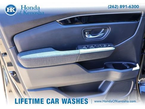 Used 2025 Honda Pilot Sport image 21