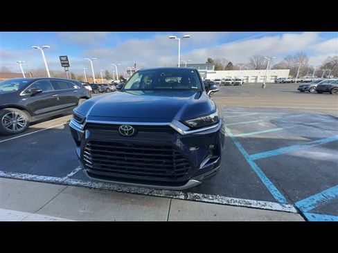 Used 2024 Toyota Grand Highlander XLE image 3