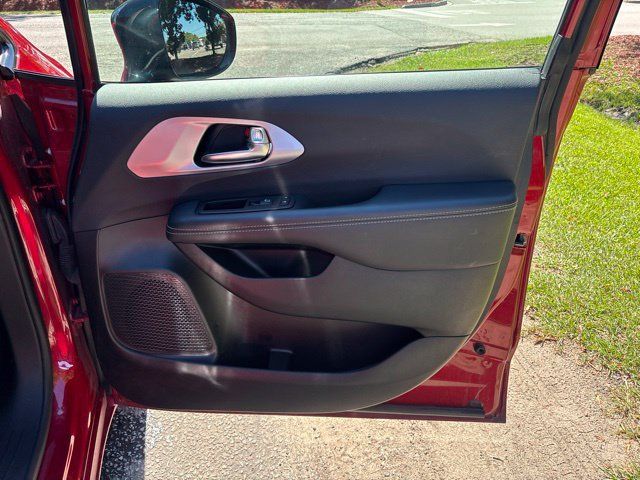 Used 2025 Chrysler Pacifica Limited FWD image 16