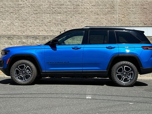 New 2023 Jeep Grand Cherokee Trailhawk w/ Advanced Protech Group II image 6