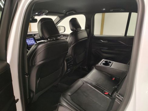 Used 2024 Jeep Grand Cherokee Altitude image 11