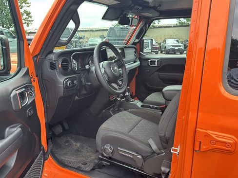 Used 2025 Jeep Gladiator Mojave w/ Safety Group AWD/4WD image 12