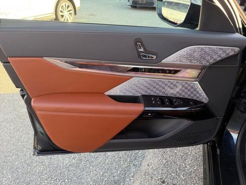 Used 2023 BMW i7 xDrive60 w/ Executive Package 2 image 21