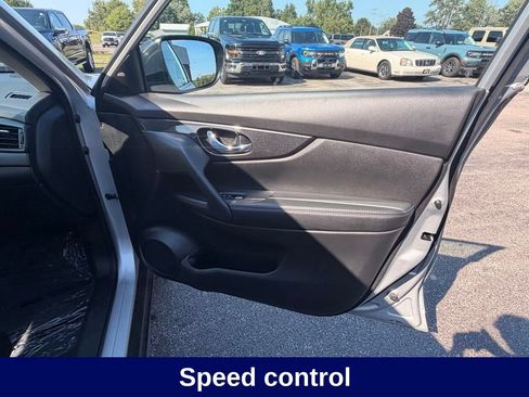 Used 2017 Nissan Rogue SV AWD/4WD image 15