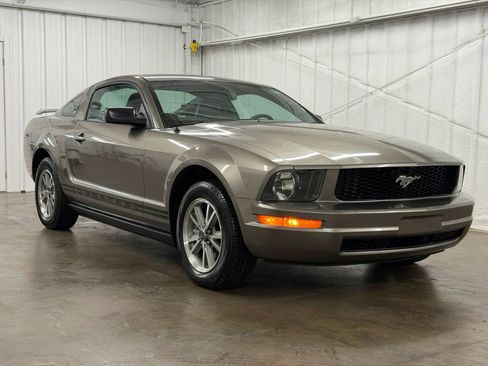 Used 2005 Ford Mustang Premium RWD image 2