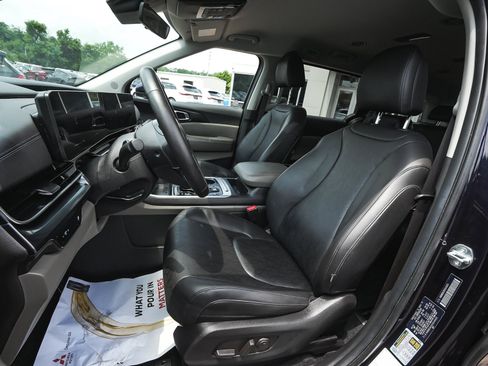 Used 2025 Kia Carnival FWD image 33