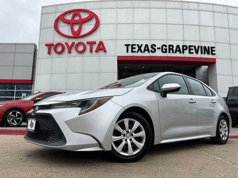 Used 2022 Toyota Corolla LE image 2
