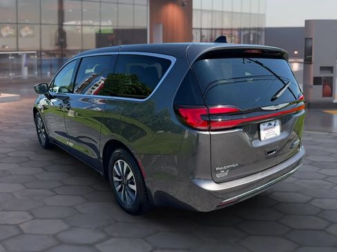 Used 2023 Chrysler Pacifica Touring-L w/ Uconnect Theater Family Group FWD image 9