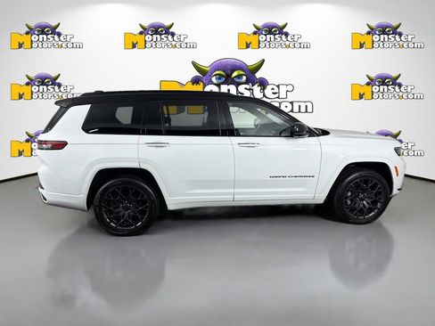 Used 2023 Jeep Grand Cherokee L Summit w/ Rear Seat Video Group I AWD/4WD image 4