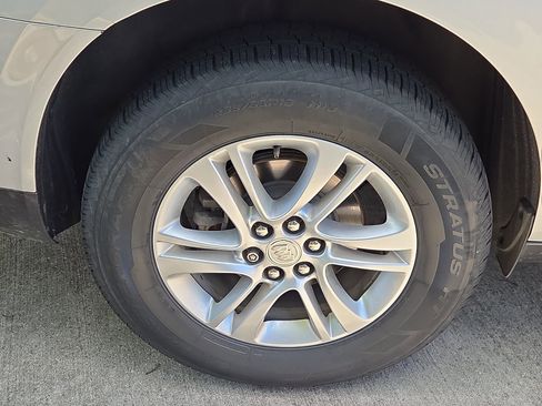 Used 2018 Buick Enclave Essence AWD/4WD image 5